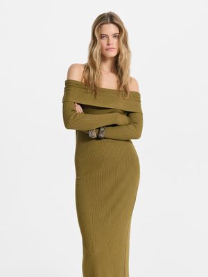 

Трикотажное платье с открытыми плечами