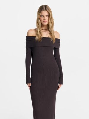 Трикотажное платье с открытыми плечами