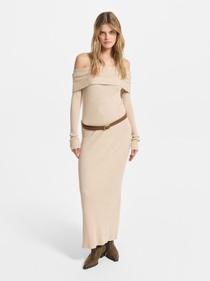 

Трикотажное платье с открытыми плечами