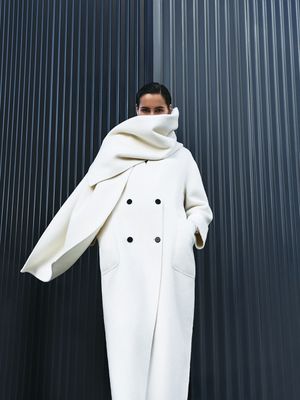 

Двубортное пальто из шерсти с шарфом