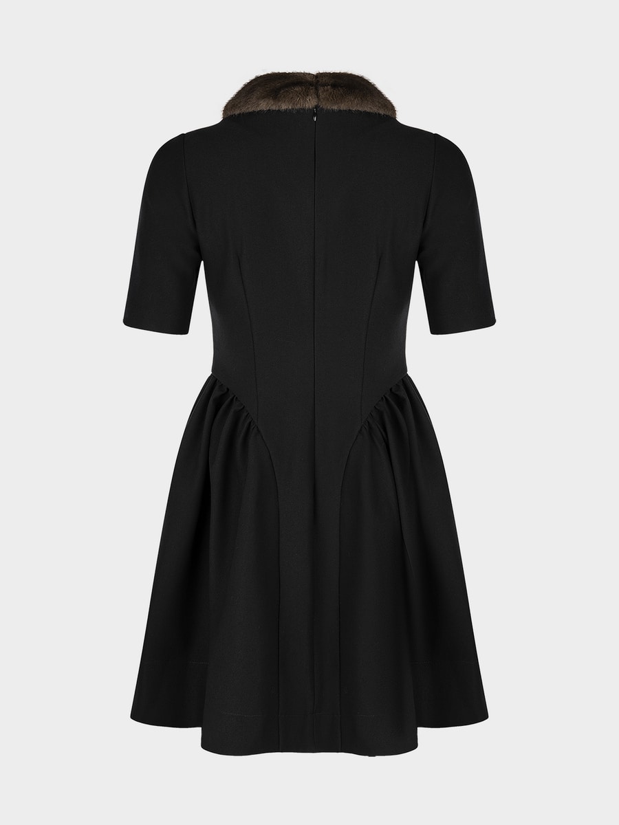 Платье с меховым воротником
