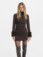 Платье с меховыми манжетами