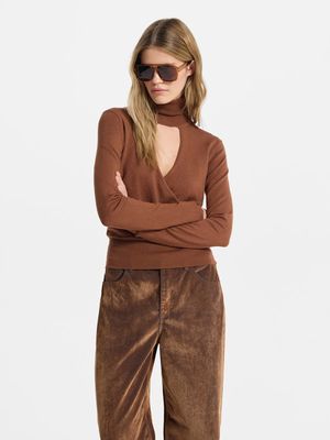 

Водолазка с акцентным вырезом