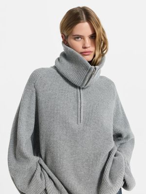 

Объемный свитер из шерсти