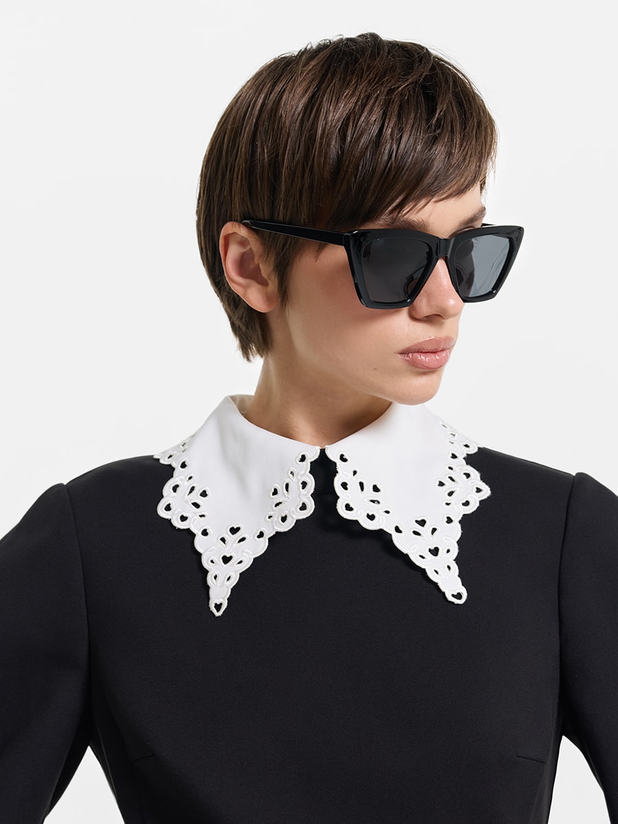 Платье с кружевным воротником