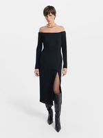 Платье с открытыми плечами