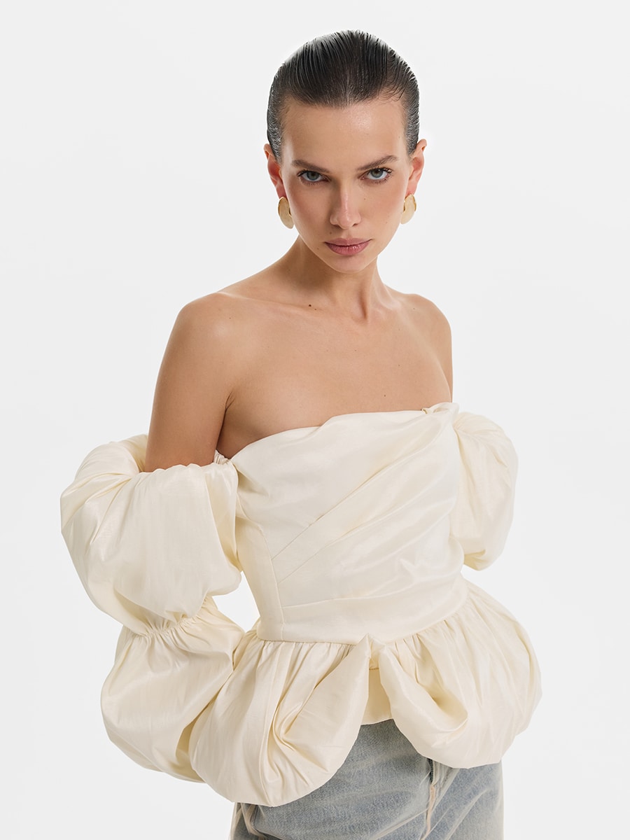 Топ с объемными рукавами