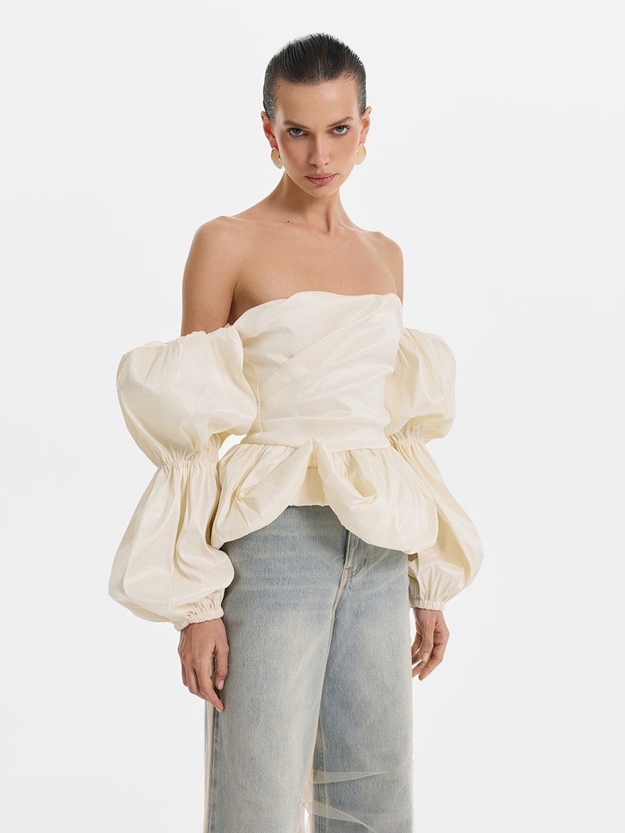 Топ с объемными рукавами