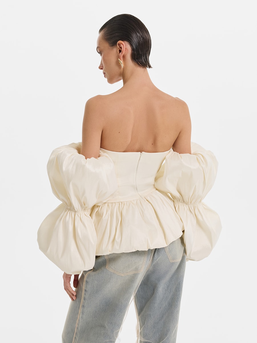 Топ с объемными рукавами