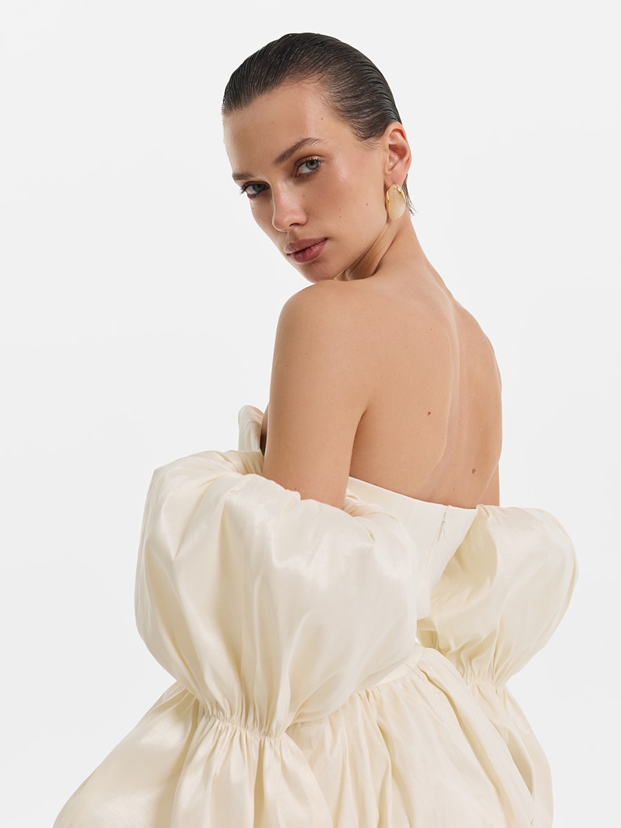 Топ с объемными рукавами