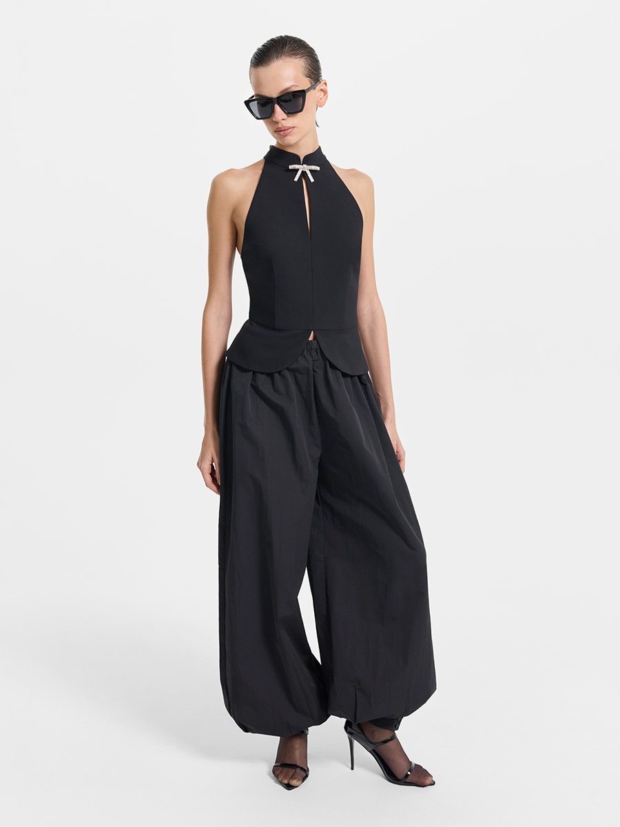 Топ с брошью