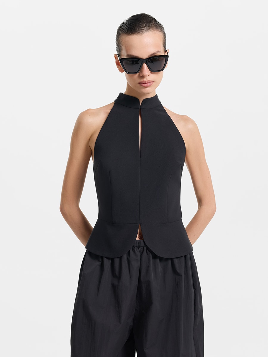 Топ с брошью