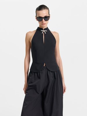 

Топ с брошью-бантом