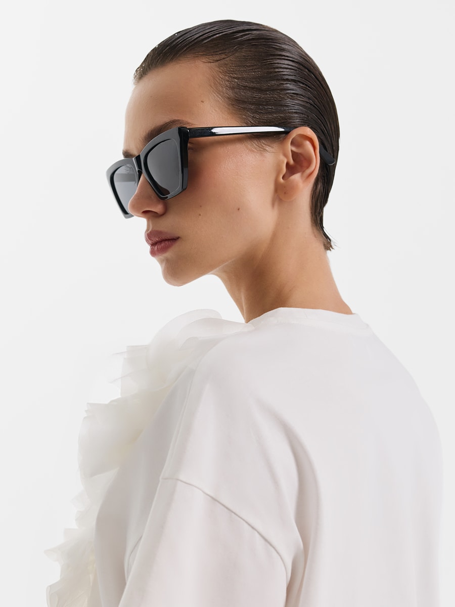 Футболка с объемным декором