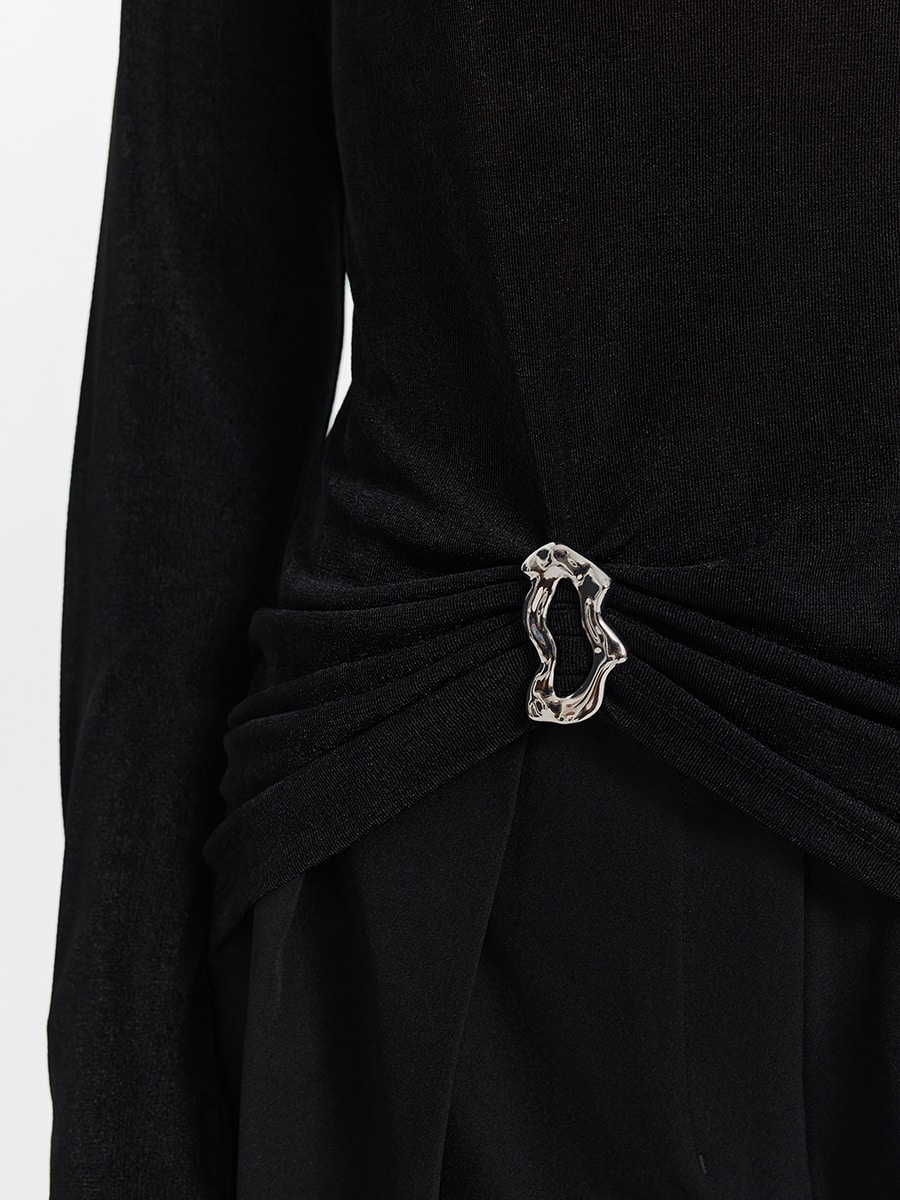 Водолазка с брошью