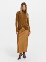 Водолазка с брошью