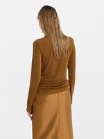 Водолазка с брошью