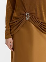 Водолазка с брошью