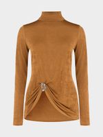 Водолазка с брошью