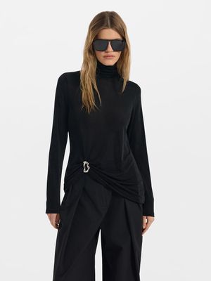 

Водолазка с брошью