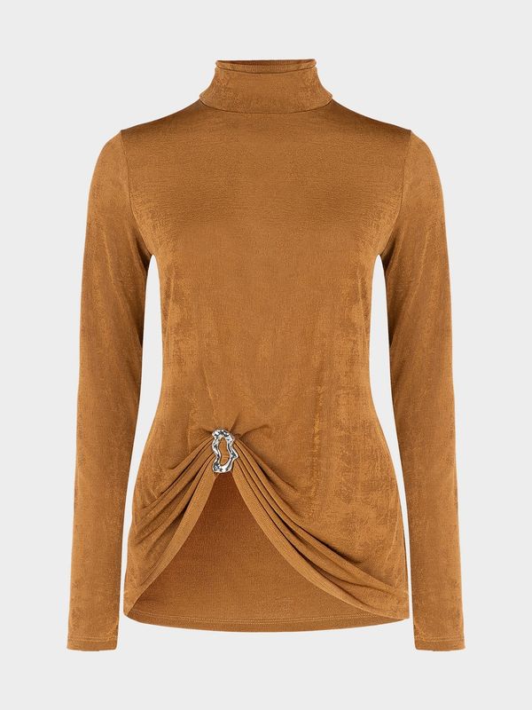 Водолазка с брошью