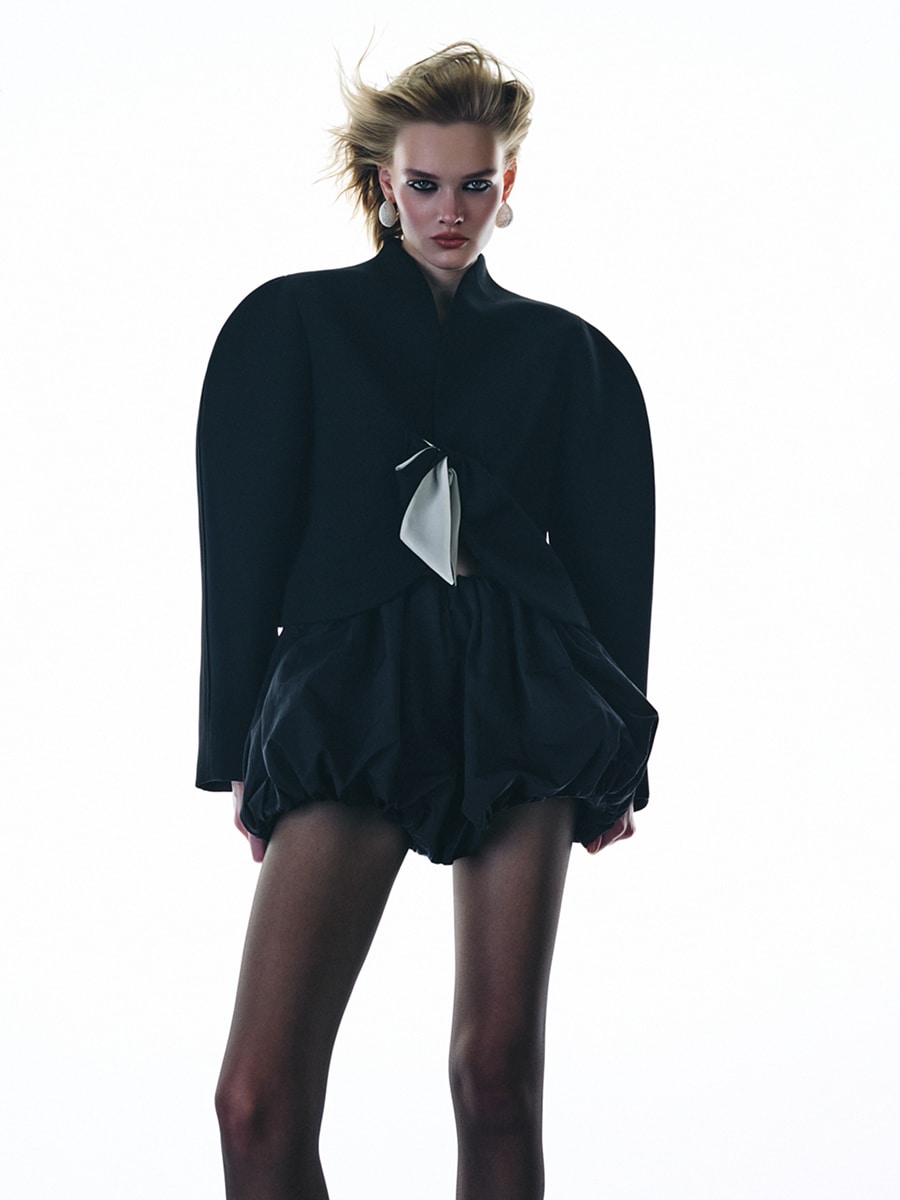 Укороченный жакет с бантом и объемными рукавами