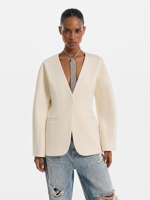 

Приталенный жакет с объемными рукавами