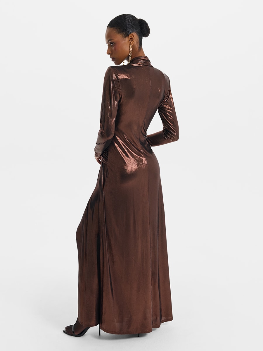 Платье из блестящей ткани
