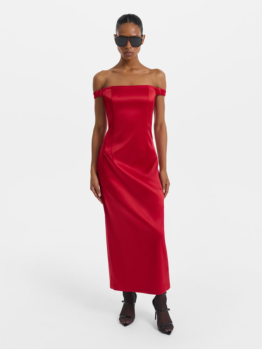 Сатиновое платье-футляр с открытыми плечами