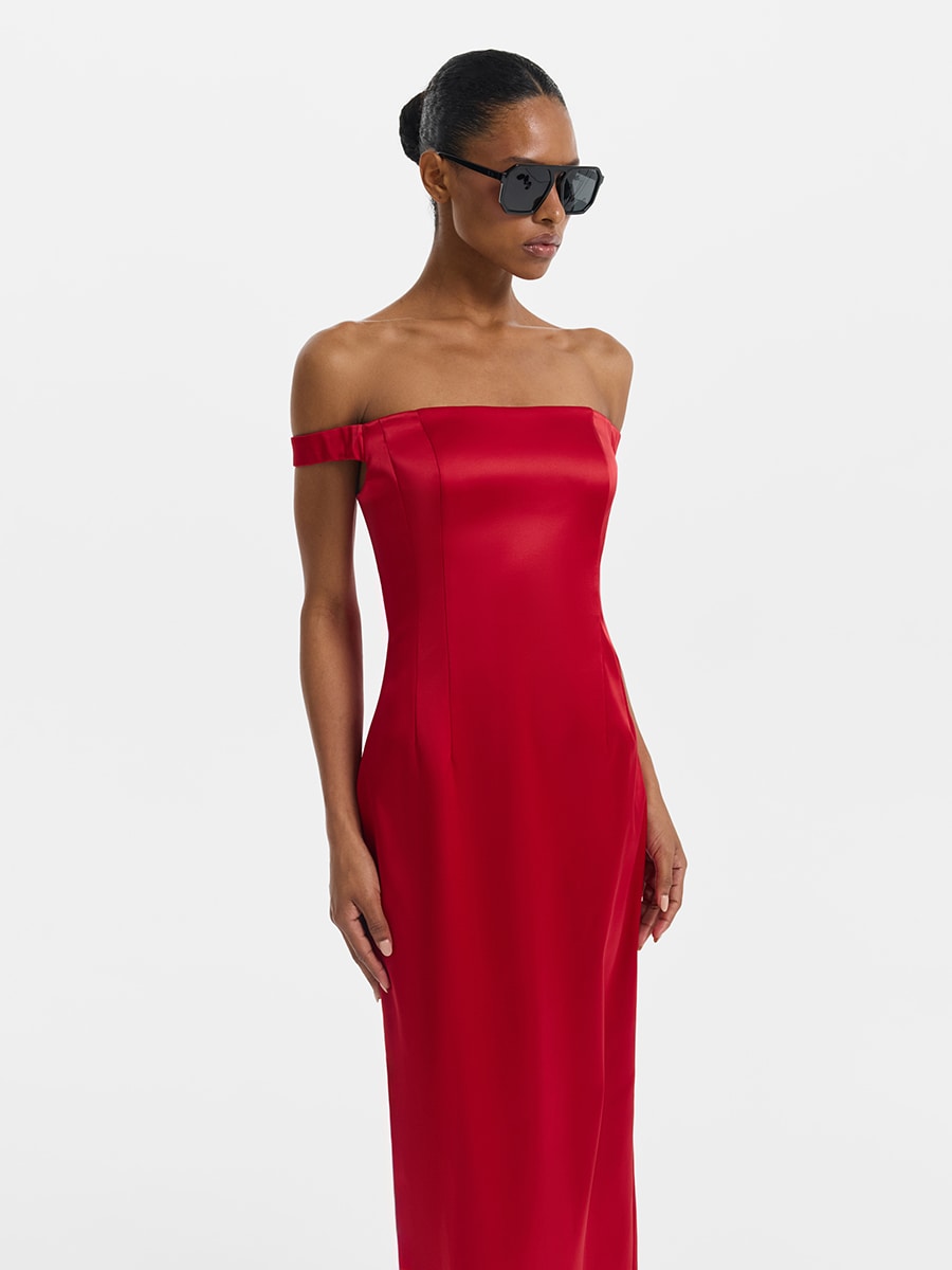 Платье с открытыми плечами