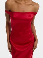 Платье с открытыми плечами