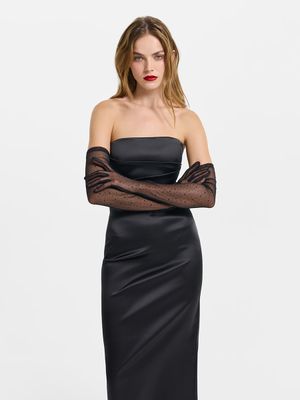 Сатиновое платье-футляр с открытыми плечами