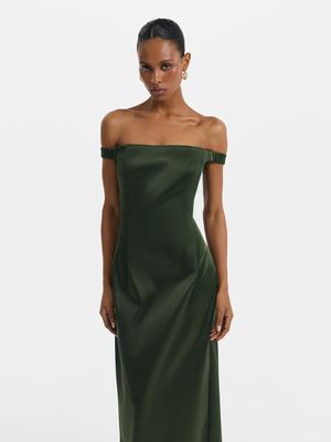 

Сатиновое платье-футляр с открытыми плечами