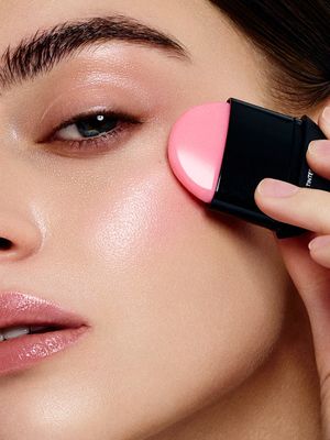 

Увлажняющий бальзам-тинт для губ BLUSH