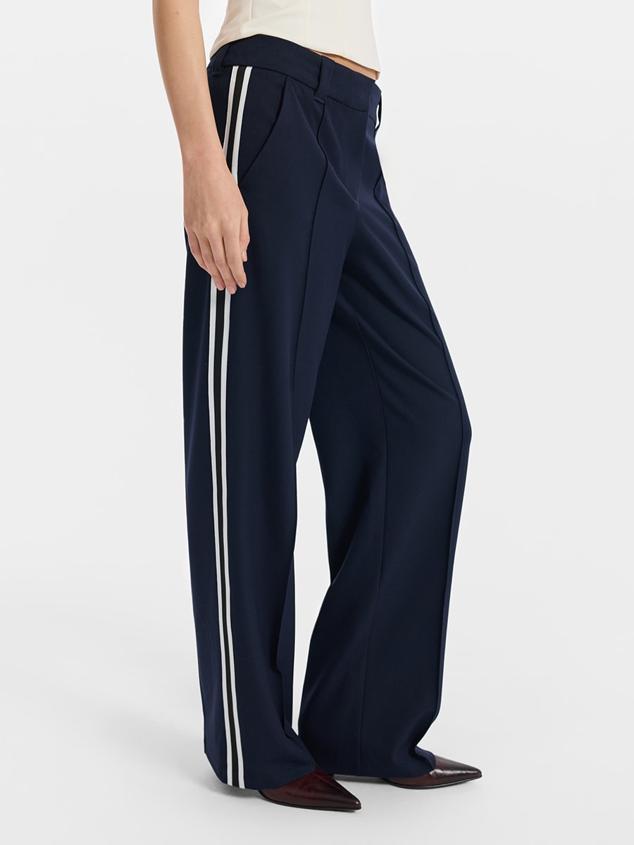 Брюки с лампасами