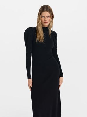 Трикотажное платье миди с объемными плечами