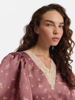 Атласное платье с кружевом