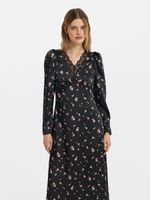 Атласное платье с кружевом