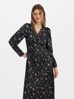 Атласное платье с кружевом