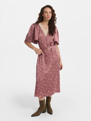 Атласное платье миди с кружевом и ремнем