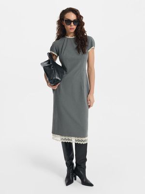 Платье миди с кружевом