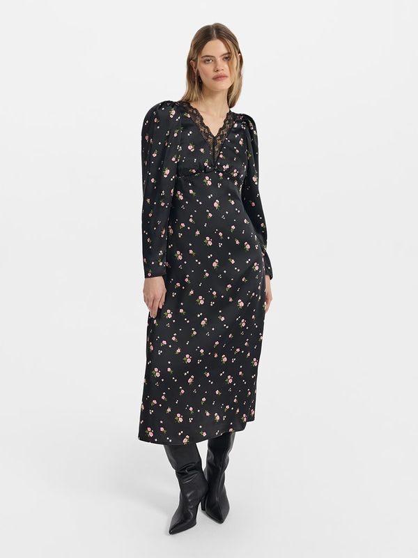 Атласное платье с кружевом