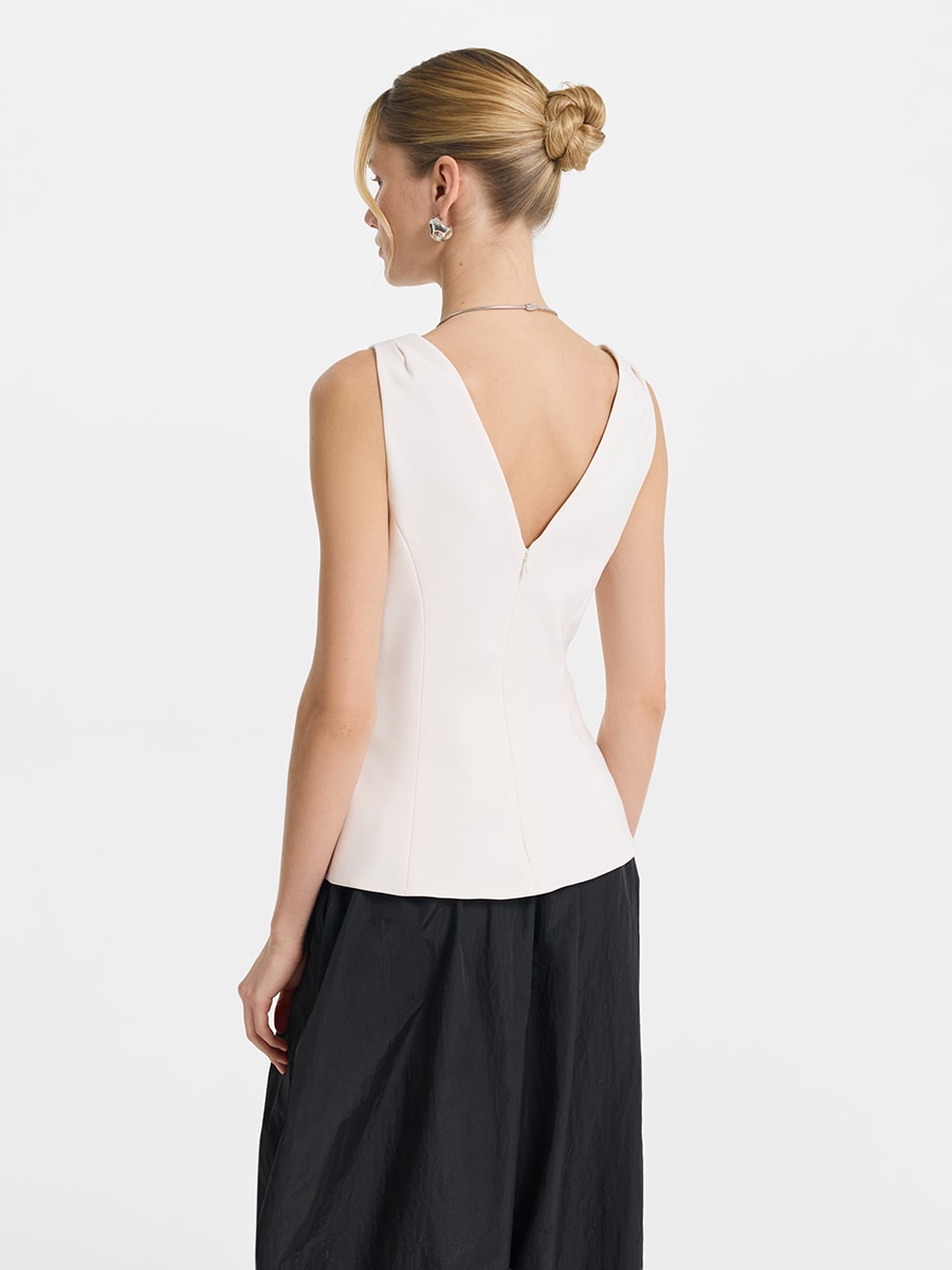 Приталенный топ с баской