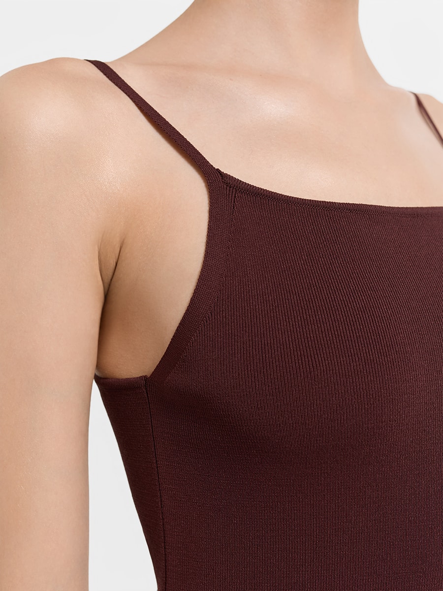 Трикотажное платье на бретелях