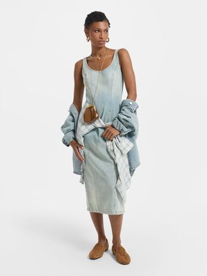 

Джинсовое платье миди на бретелях