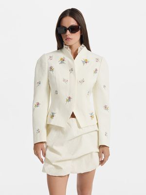 

Приталенный жакет с цветочной вышивкой