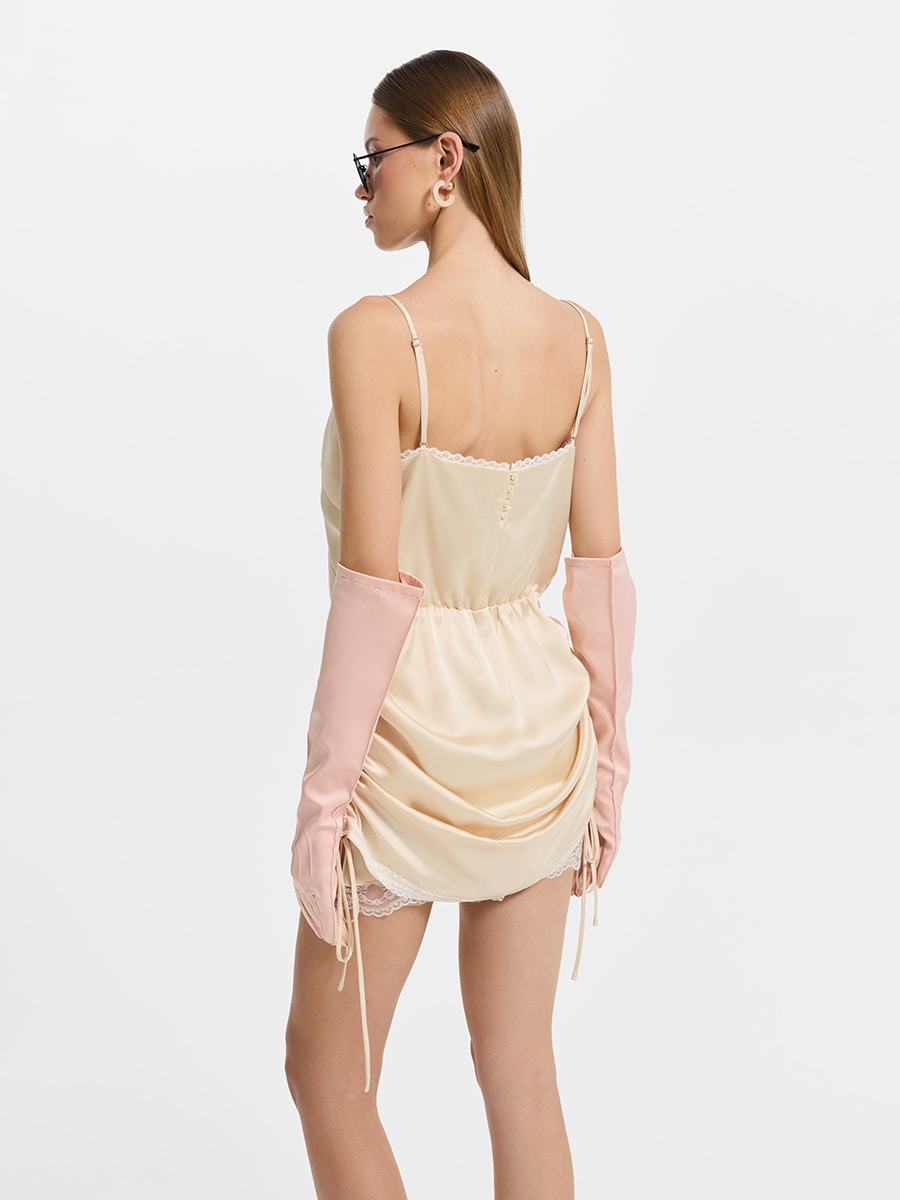 Атласное платье с кружевом