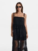 Кружевное платье с воланами