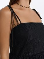 Кружевное платье с воланами