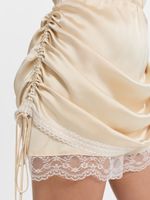 Атласное платье с кружевом